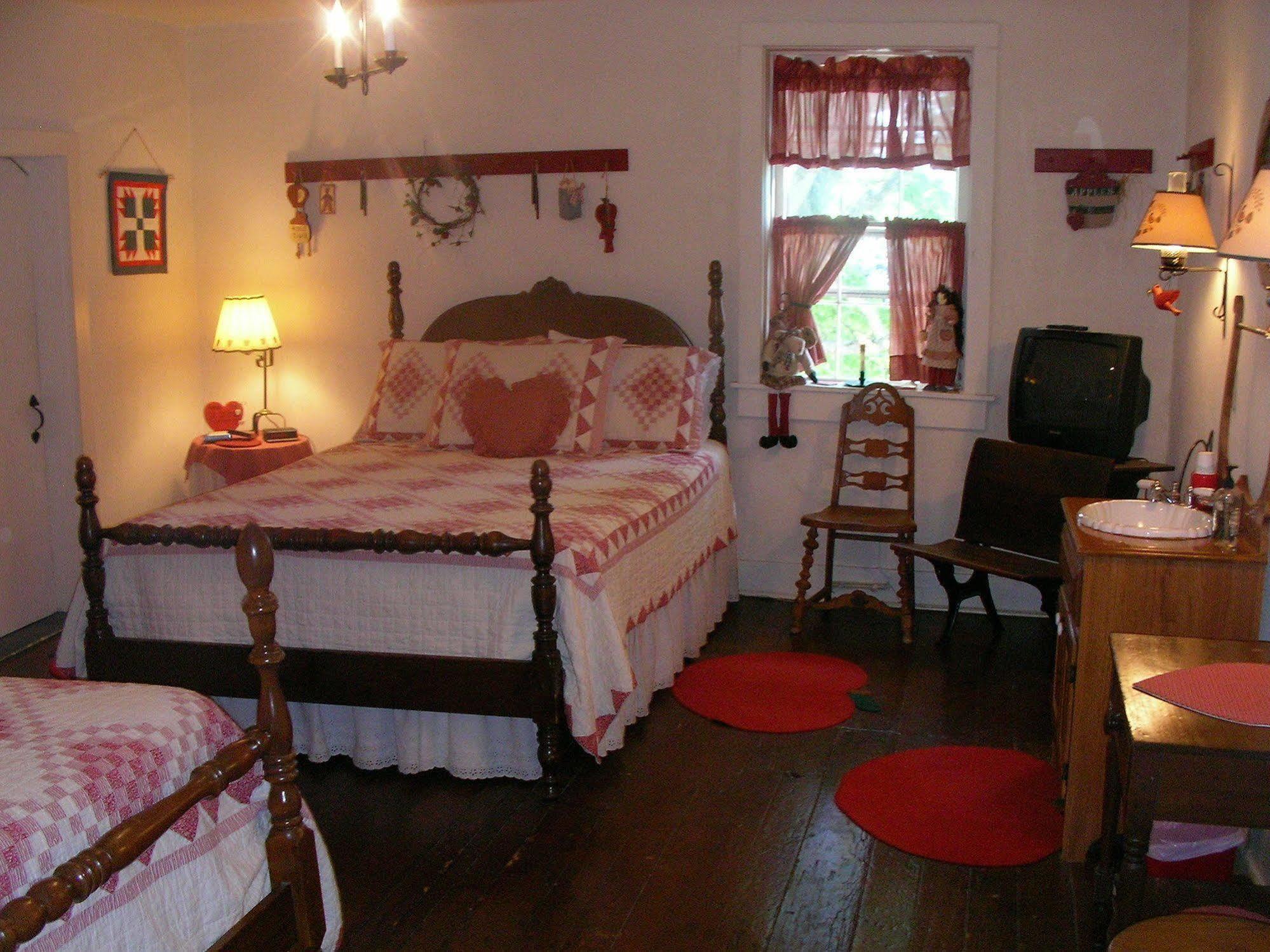 The Pines Of Dresden Bed & Breakfast Phòng bức ảnh
